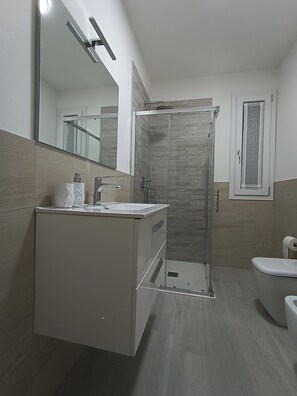 Bruser, hårtørrer, bidet, håndklæder