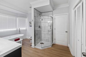 Een douche, een haardroger, handdoeken
