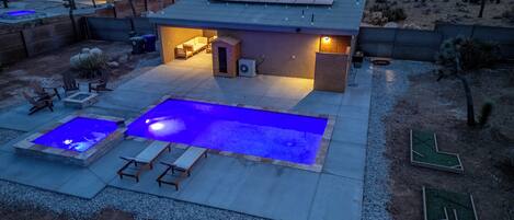 Una piscina al aire libre, una piscina climatizada