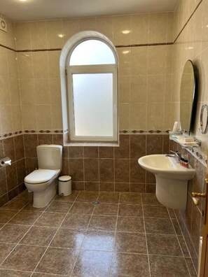 Ducha, artículos de higiene personal gratuitos y secador de pelo