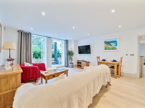 New Years Stylish Weybridge Base with Parking - Pass the Keys