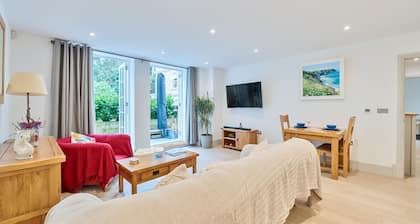 New Years Stylish Weybridge Base with Parking - Pass the Keys