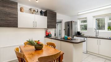 Fridge, oven, dishwasher, coffee/tea maker