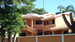 Un edificio de varios pisos con techo curvo y un balcón.