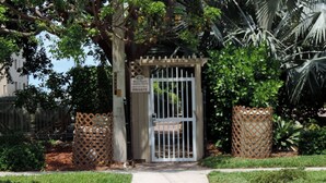 Una entrada cerrada a una propiedad privada con un letrero que indica que es un complejo turístico.