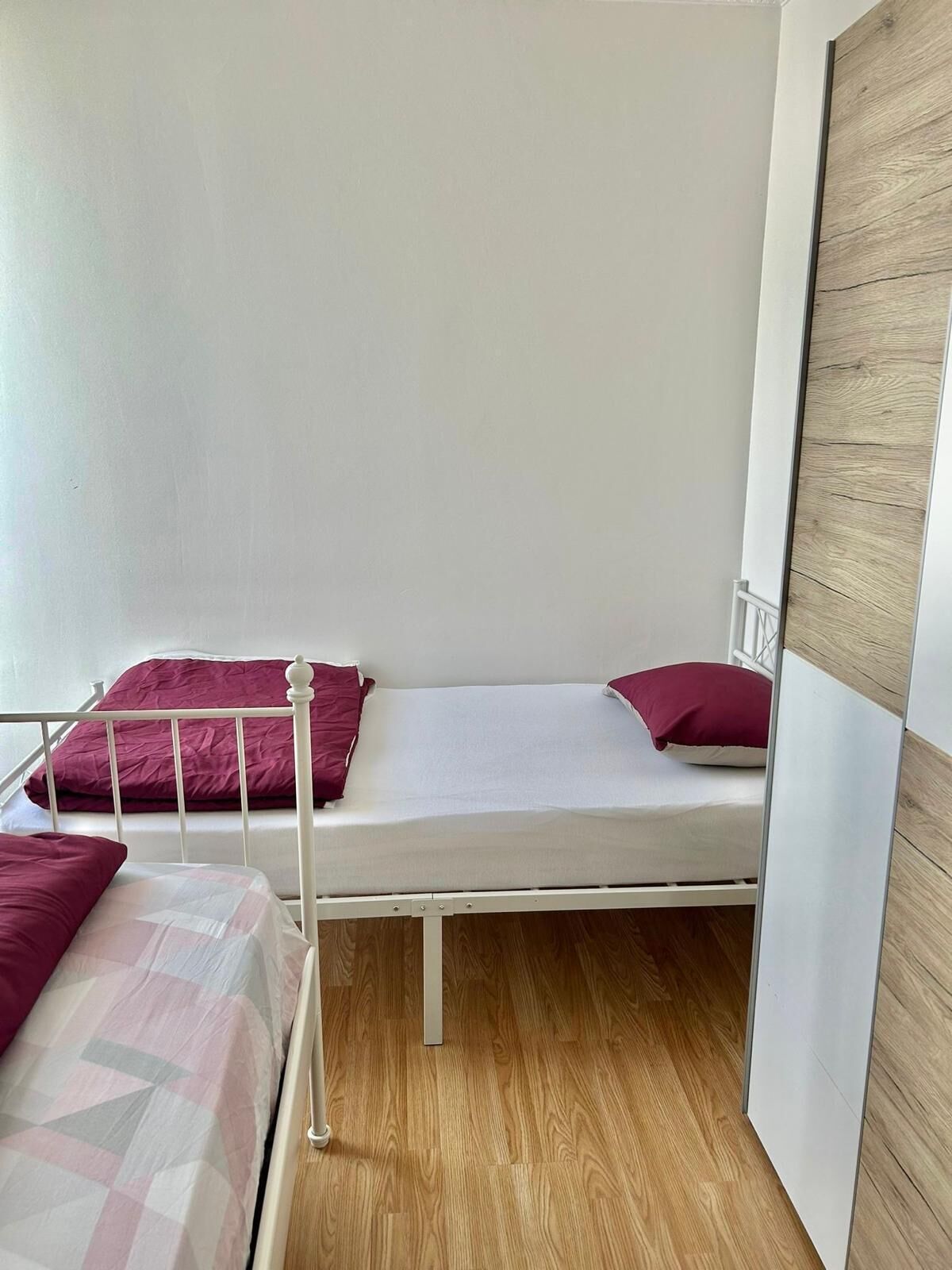 2 habitaciones, tabla de planchar con plancha, wifi y ropa de cama 