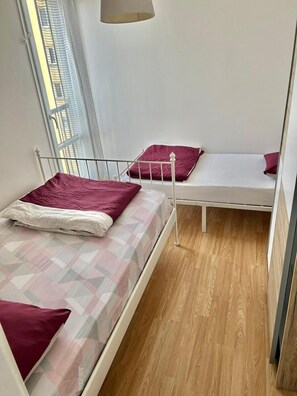 2 habitaciones, tabla de planchar con plancha, wifi y ropa de cama 