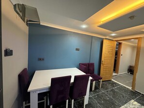 Deluxe suite | Luxe beddengoed, een bureau, een laptopwerkplek, geluiddichte muren