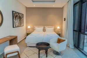 Colchones Select Comfort y caja de seguridad en la habitación 