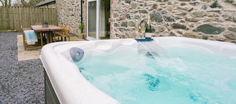 Plas Coach House - a hot tub that sleeps 6 guests in 3 bedrooms
