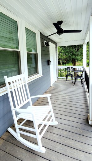 Outdoor dining - Park View Place - 2 Bed/1.5 Bath (Winston-Salem)