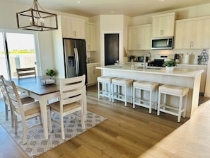 Dining - Charming Modern Home Near All Magic Valley Attractions (Hollister)