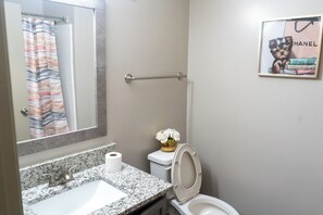 Toallas, jabón, papel de baño 