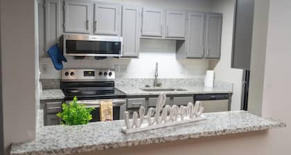Charming 2-bedroom apartment with AC, WiFi in fabulous Huntsville