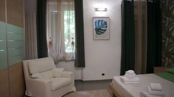 1 habitación, tabla de planchar con plancha, wifi gratis y ropa de cama