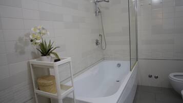 Secador de pelo, bidet, toallas, jabón