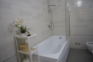 Secador de pelo, bidet, toallas, jabón