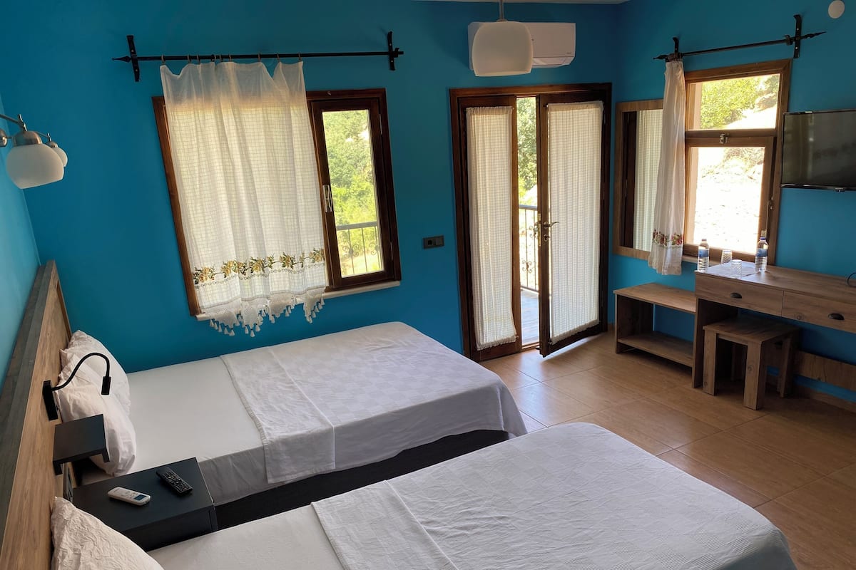Standard Triple Room | Laptop workspace, soundproofing, free WiFi