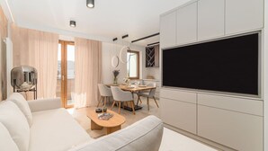 Un saló modern amb un sofà, una taula de centre i una zona de menjador.