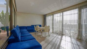 Een smart-tv, een open haard en videogames