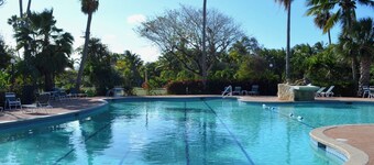 New Booking Discount! Gorgeous 2 bedroom, 2 bath Pelican Cove condo.