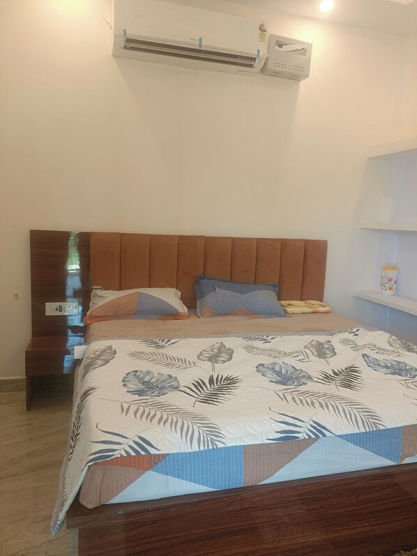 Deluxe Double Room, City View | In-room safe, desk, soundproofing, iron/ironing board - Madhur Kunj Guest House Pick and Drop (Faizabad)