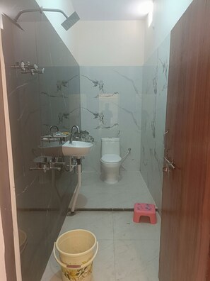 Deluxe-Doppelzimmer, Stadtblick | Zimmersafe, Schreibtisch, schallisolierte Zimmer, Bügeleisen/Bügelbrett