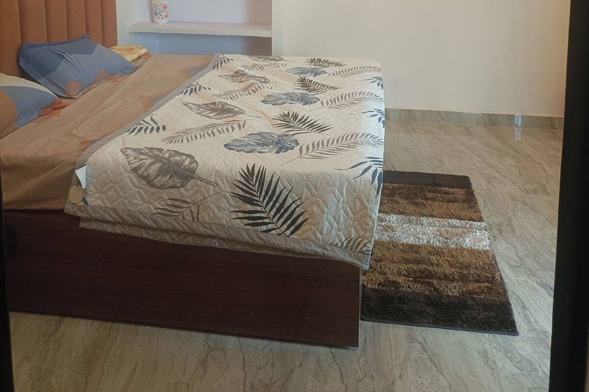 Une chambre à coucher avec un lit, un ventilateur de plafond et des étagères intégrées.