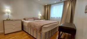 3 slaapkamers, een strijkplank/strijkijzer, wifi, beddengoed