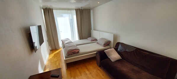 3 habitaciones, tabla de planchar con plancha, wifi y ropa de cama 