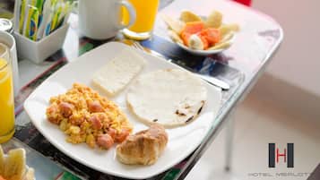 Desayuno con opciones de la cocina local incluido todos los días