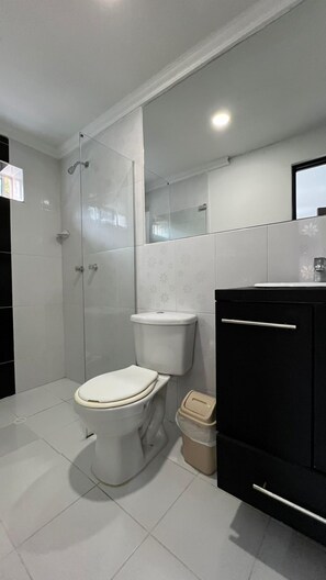 Habitación básica | Baño | Ducha, toallas, jabón y papel higiénico