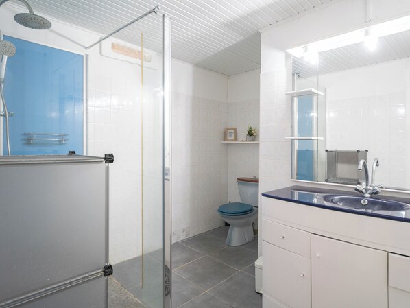A modern bathroom with a glass shower enclosure, a toilet, and a sink with a mirror. - West Indian villa Maracudja with jacuzzi (Saint-François)