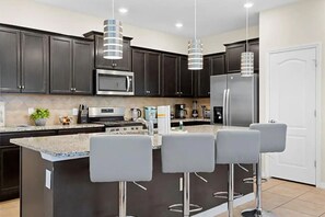 Fridge, microwave, oven, stovetop - Spacious 5-bedroom townhome in Davenport, close to all the Orlando area Magic (Davenport)