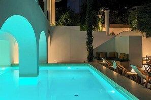 Piscine couverte, piscine extérieure, parasols de plage, chaises longues