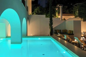 室内游泳池，室外游泳池，池畔遮阳伞，日光浴躺椅