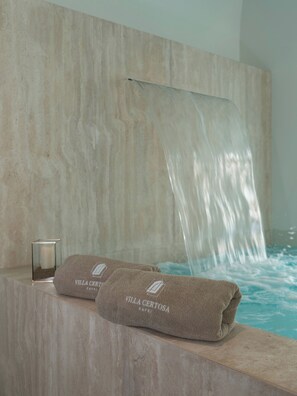 Indoor pool, outdoor pool, pool umbrellas, pool loungers - Villa Certosa Capri Boutique Hotel (Capri)