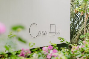Property grounds - Newly Renovated Jungle-to-Ocean View Luxury Villa + Concierge—Sleeps 14 (Manuel Antonio)