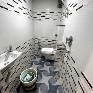 컴포트 더블룸 | 욕실 | 샤워 시설, 무료 세면용품, 슬리퍼, 타월