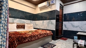 Quarto com cama, ventilador de teto, ar condicionado e parede com padrão marmorizado.
