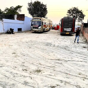 ที่จอดรถจำนวนจำกัด, ต้องเดินทางด้วยรถยนต์