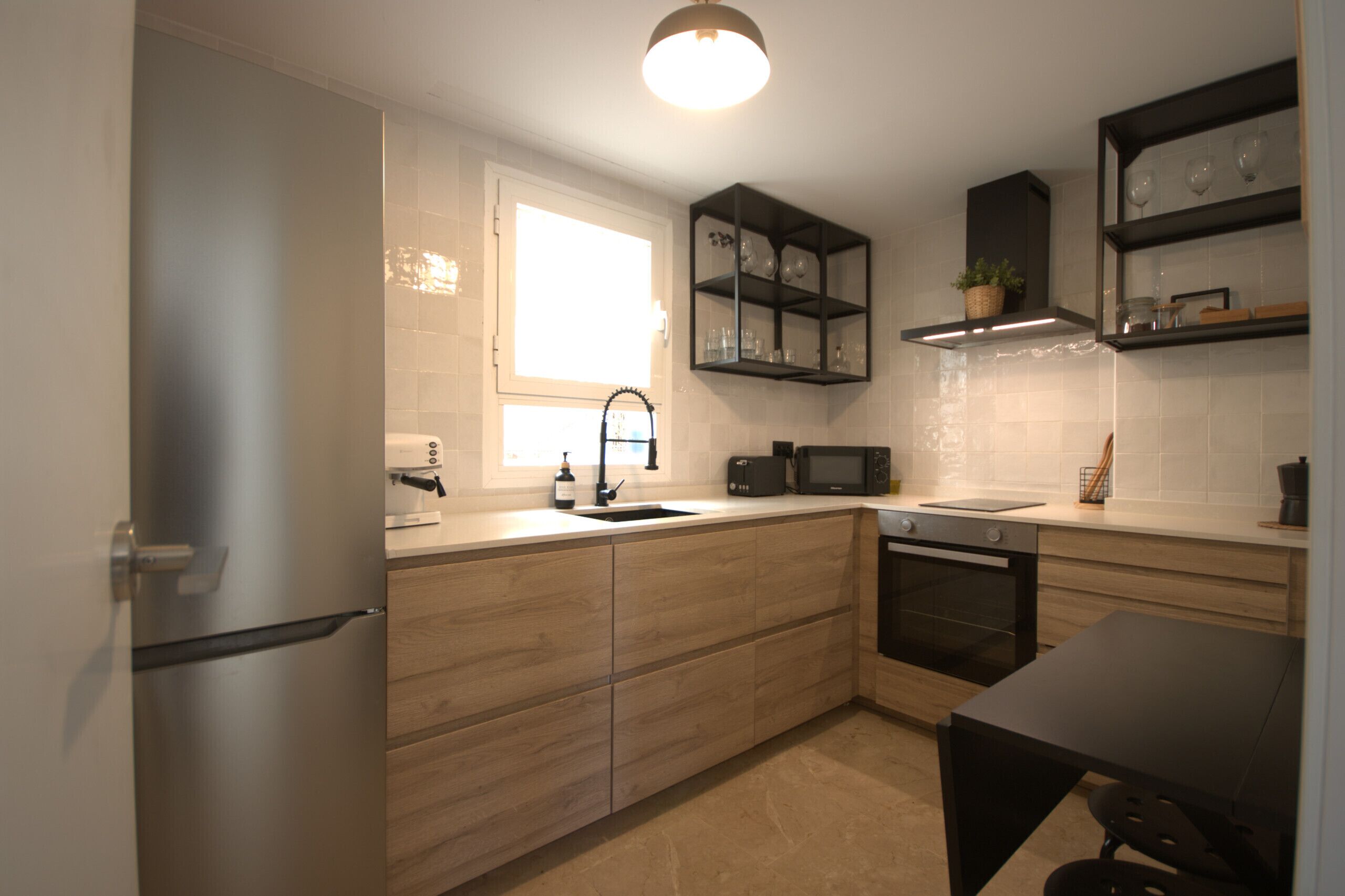 Køleskab, mikrobølgeovn, ovn, kaffe-/temaskine