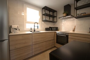 Refrigerador, microondas, horno y cafetera y tetera 