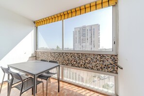 Dining - Spacious Apartment for 8 People - Bron Grand Clement (Bron)