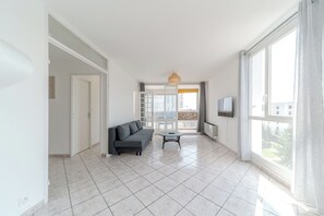 TV - Spacious Apartment for 8 People - Bron Grand Clement (Bron)