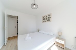 3 slaapkamers, een strijkplank/strijkijzer, wifi, beddengoed