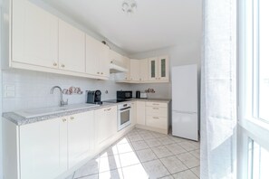 Een koelkast, een microgolfoven, een oven, een kookplaat