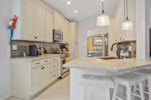 冷蔵庫、電子レンジ、オーブン、コンロ