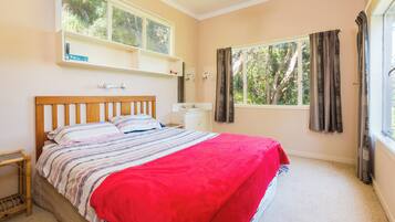 3 bedrooms, iron/ironing board, bed sheets