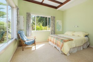 3 bedrooms, iron/ironing board, bed sheets